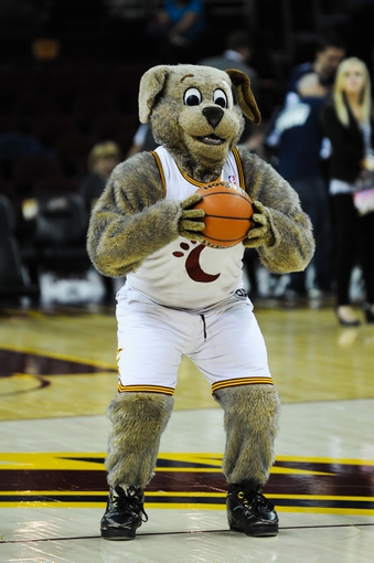 Nov 10, 2014; Cleveland, OH, USA; Cleveland Cavaliers mascot Moondog at ...